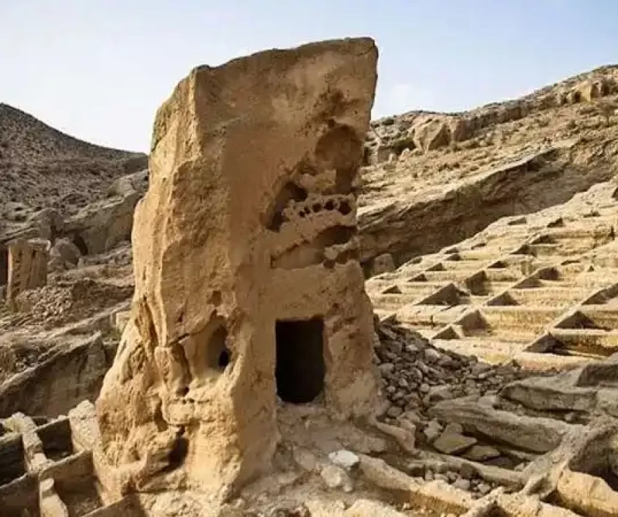 Скальный могильник Сирафа